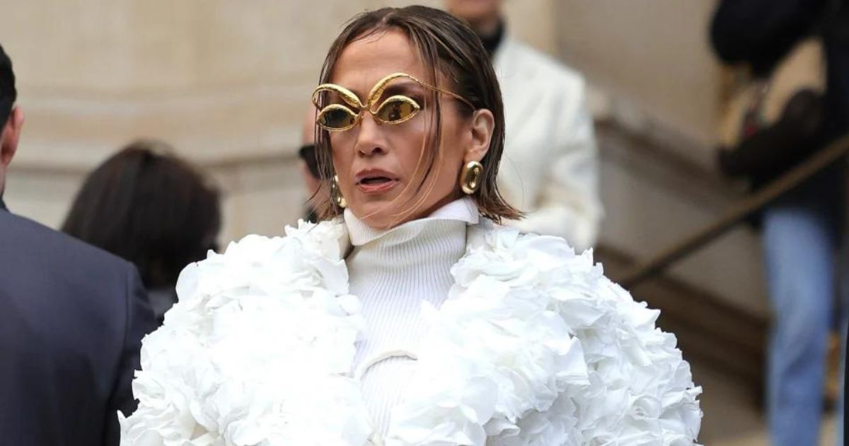 Jennifer Lopez Joins Flippy Bob Trend at Schiaparelli Haute Couture Show in Paris